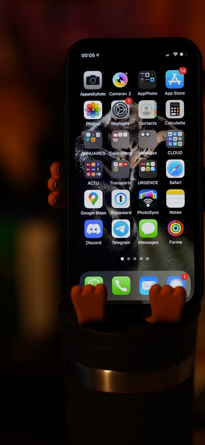 pc builds App 故障排查界面截图，按现象分类列出点不亮、掉盘、温度偏高等条目，每条展开后给出检查顺序